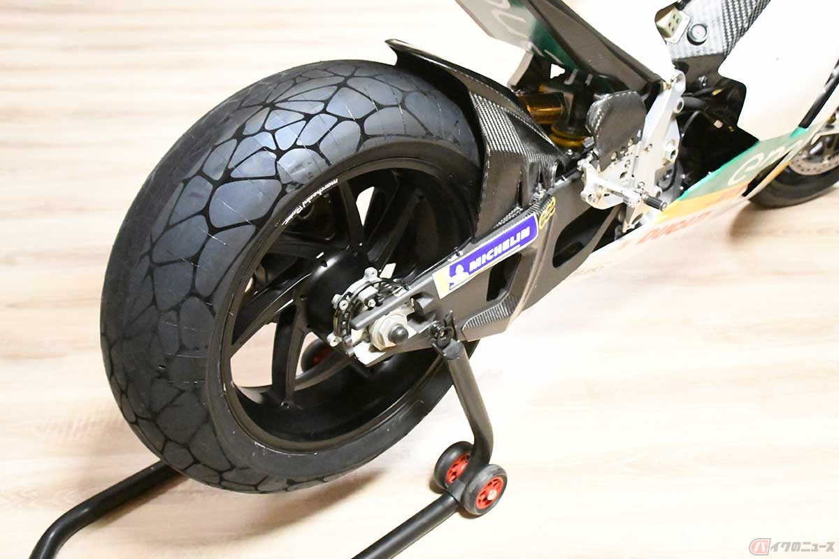 ミシュランが供給する2024年のMotoEタイヤ。独特のトレッドデザインは視覚的効果を狙ったもので、走ればすぐに消えるもの