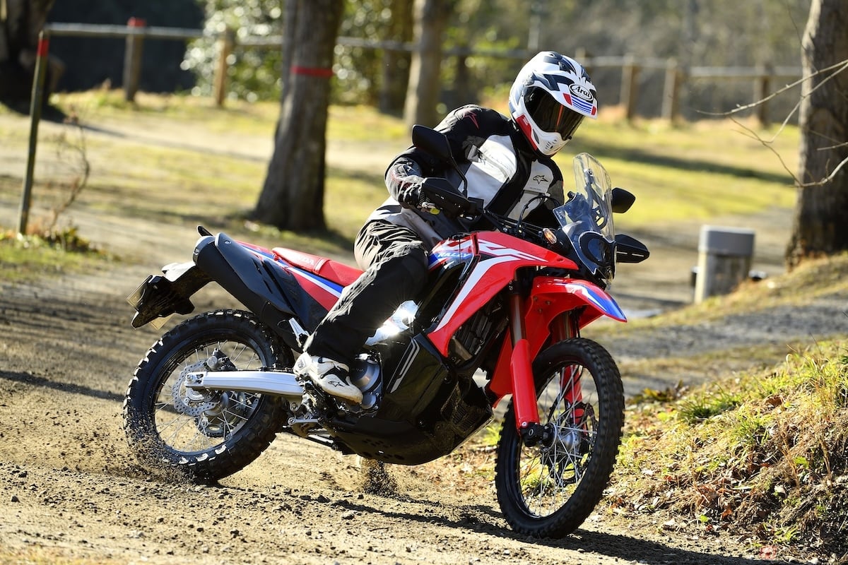 オフロードバイクは、山道や林道、岩場、砂地などの舗装されていないあらゆる路面を走ることを想定したバイクタイプのことをさす