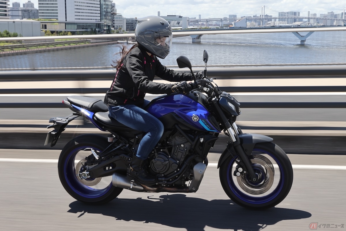 ネイキッドタイプは、またがった時に自然で違和感が少なく万人向けとなっているので、教習車両として使われるバイクもこのタイプがほとんど