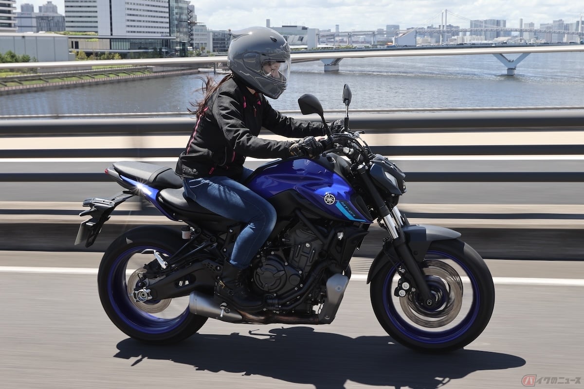 ネイキッドタイプは、またがった時に自然で違和感が少なく万人向けとなっているので、教習車両として使われるバイクもこのタイプがほとんど