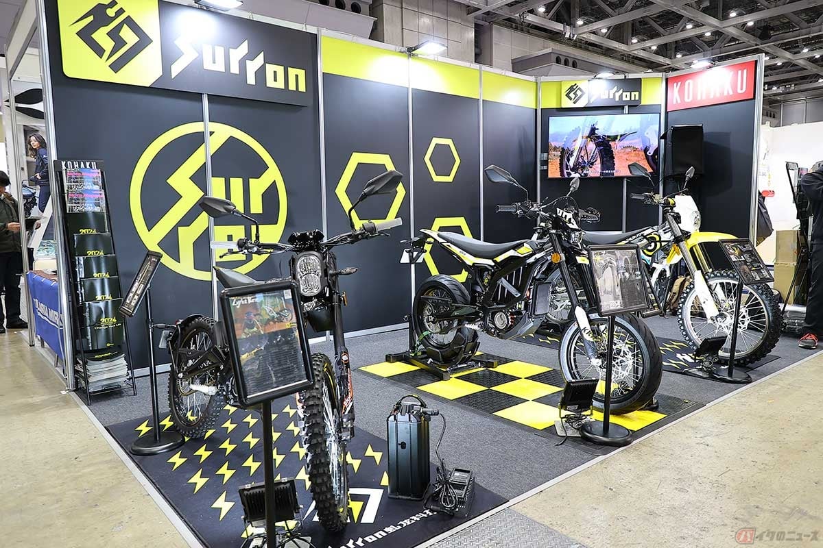 サーロンのブースに展示された電動バイク。左から「ライト・ビー」、「ウルトラ・ビー(モタード仕様)」、「ストーム・ビー」(第51回 東京モーターサイクルショー)