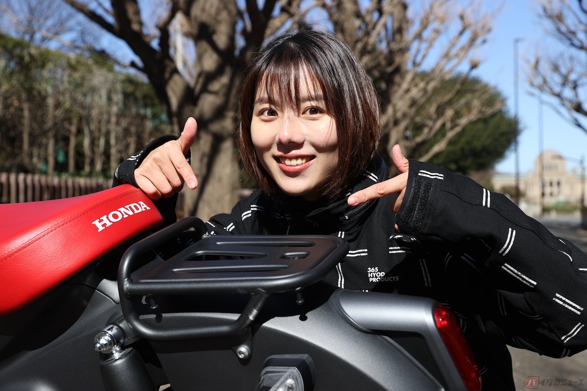 艶なしマットの車体は、荷台まで艶なしで抜け目がない