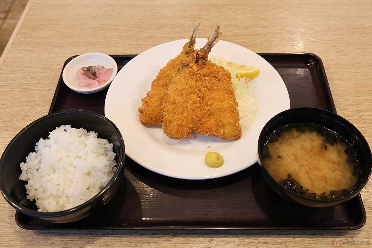 「築地食堂源ちゃん 東京ビッグサイト店」の「アジフライ定食」。アジフライ2枚にご飯、味噌汁、漬物が付く