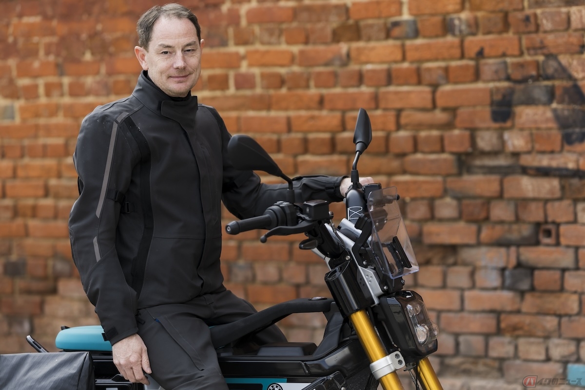 グループに同行した「CE 02」開発責任者のアンドレアス・ウィンマー氏とライディングを楽しんだ