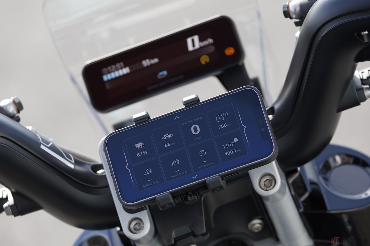 スマートフォンをハンドル周りにセットするのが前提で、充電のためのUSB-Cポートやマウントするためのステーを最初から備えている