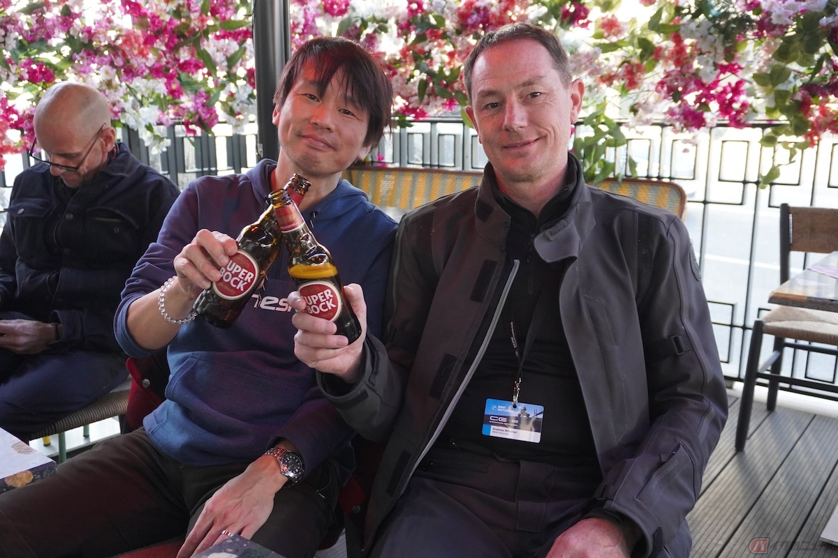 ライディングを終えて、ホテルに戻ると冷たいビールが用意されており、開発責任者のアンドレアス・ウィンマー氏と「CE 02」について意見交換を行った筆者（青木タカオ）