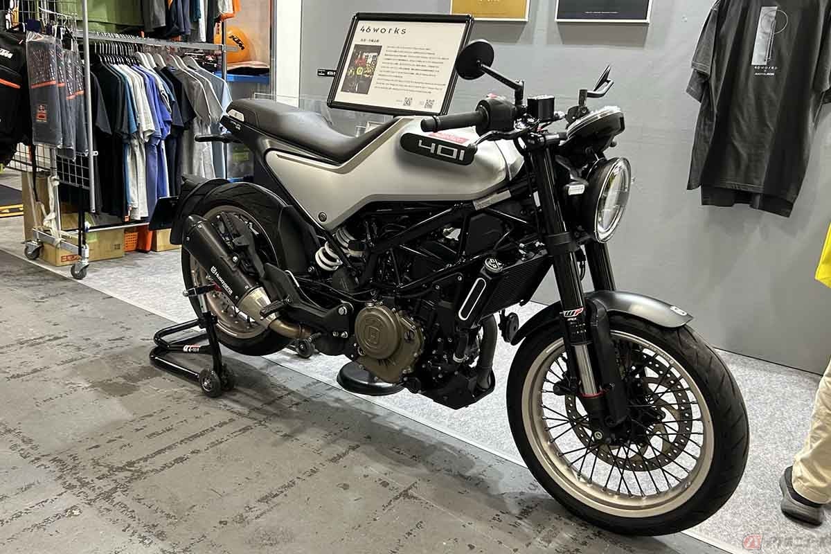 タナックスと46worksのコラボミラー「46ミラー」を装着したハスクバーナ「ヴィットピレン401」最新モデル