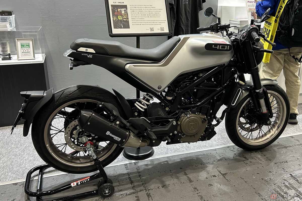 タナックスと46worksのコラボミラー「46ミラー」を装着したハスクバーナ「ヴィットピレン401」最新モデル