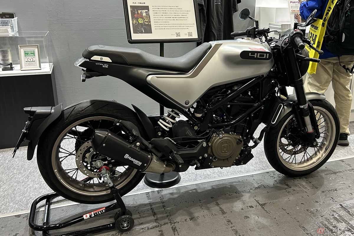 タナックスと46worksのコラボミラー「46ミラー」を装着したハスクバーナ「ヴィットピレン401」最新モデル