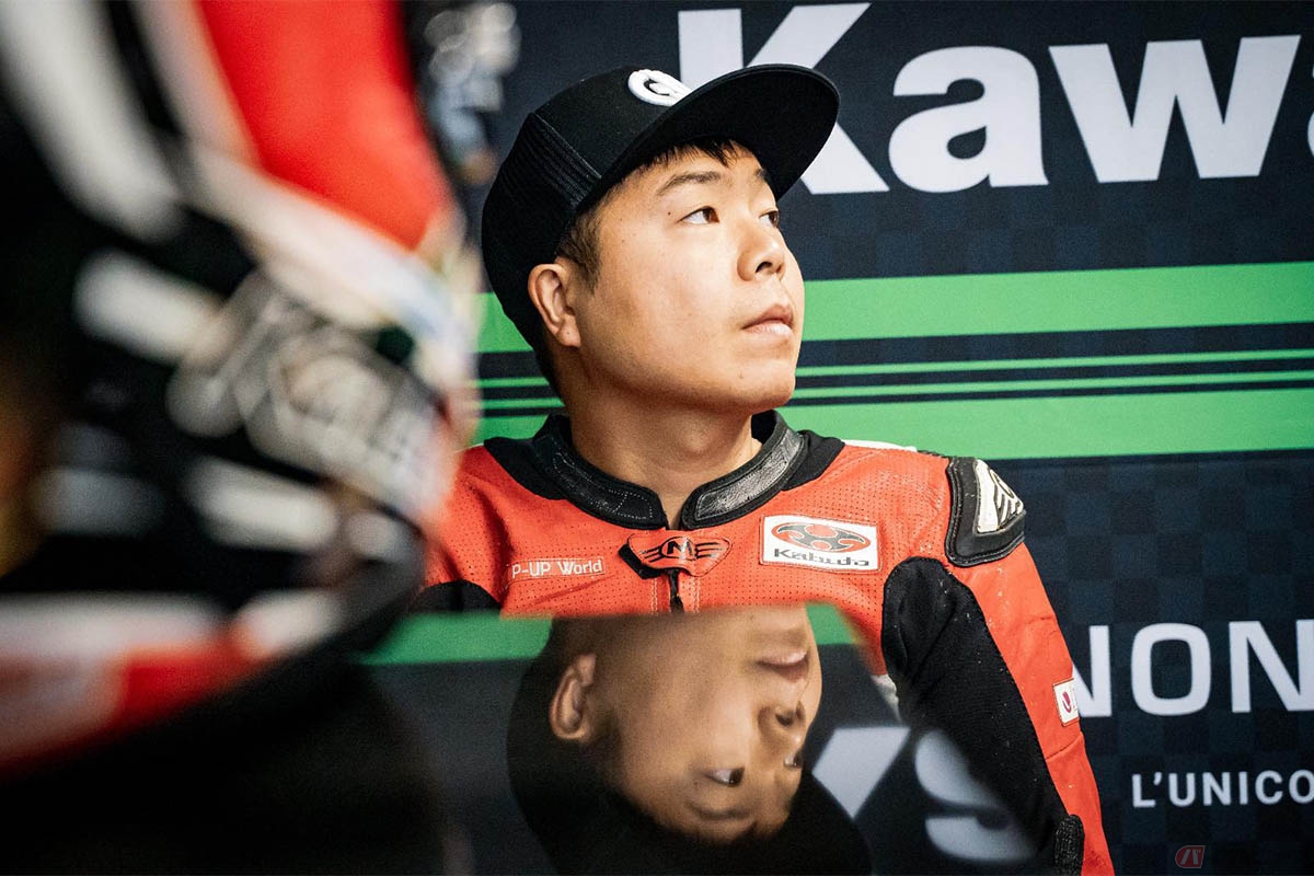 ピットで走行時間を待つレーシングライダーの大久保光選手