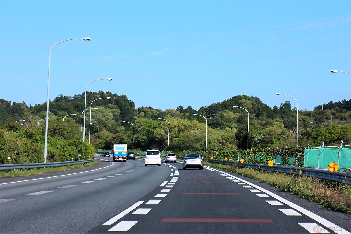 車両境界線の場合は、白の破線、白の実線のどちらも車線変更と追い越しが可能