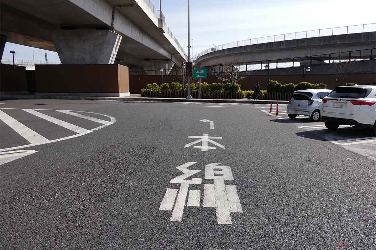 SA/PA内は安全のために一方通行になっている為、空いている場所を探すのにバイクだからといって順路を逆走したり、通路で停車して空くのを待つような行為はNG