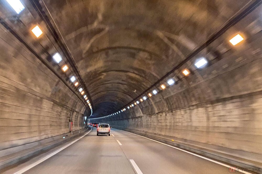 原則としてトンネル内であっても片側2車線以上の道路であれば車線変更をしても、問題はない