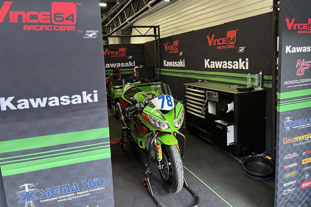 大久保光選手が所属するVince64 Racing teamのピット