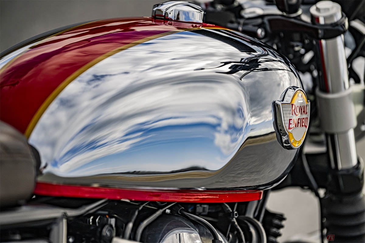シルバーに輝くメッキは、バイクの外装を中心に多く使われている