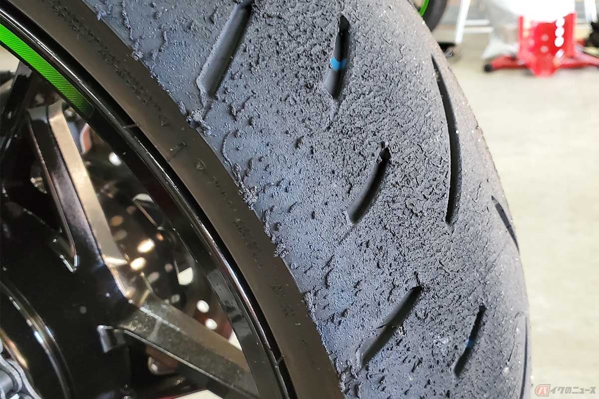 偏摩耗の主な原因は、タイヤの空気圧が適正ではないことやアライメントがずれていること、乗り方に癖があることの3つ