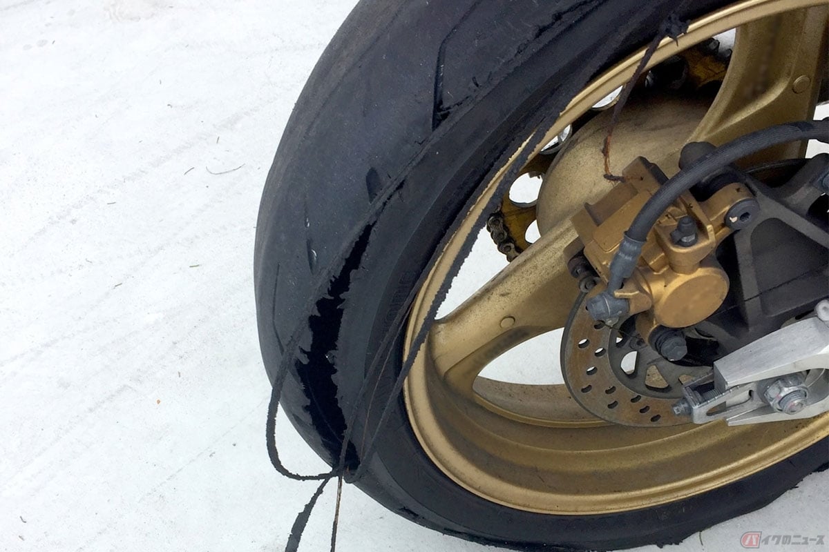 パンクとバーストはタイヤに異常が起きている状態のことですが、その緊急度に違いがある