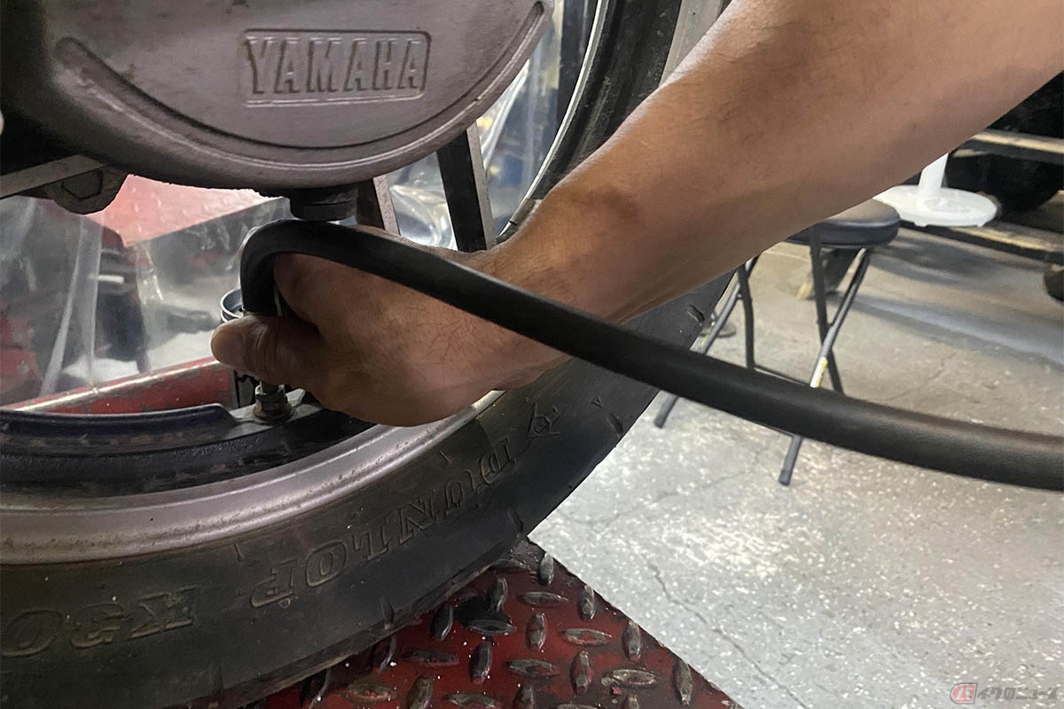 いつもよりバイクに振動を感じるようになったら、エアバルブから空気が漏れていないかを、確認してみるとよい
