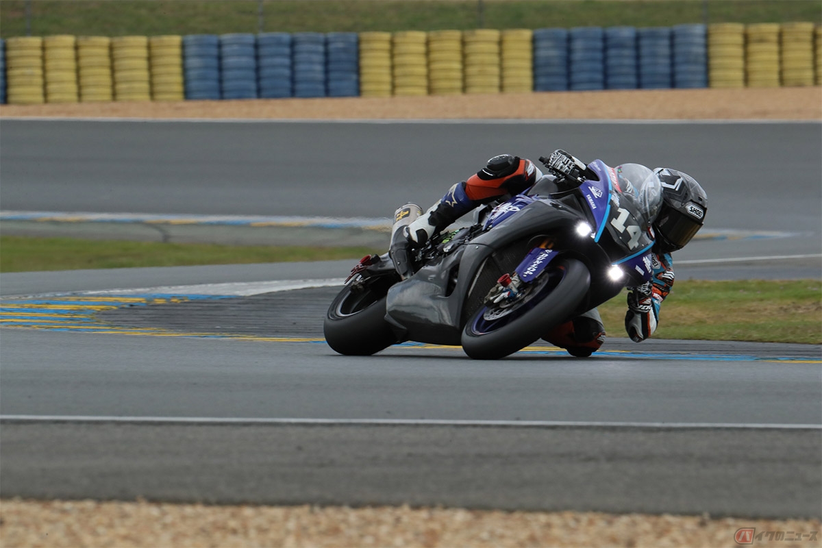 ヤマハ「YZF-R1」でル・マン ブガッティサーキットを走行する石塚健選手