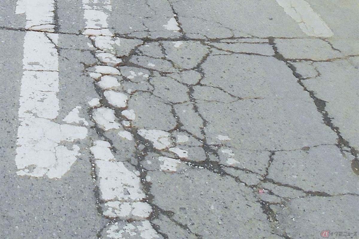 路面にペイントされた道路標示は「法定外表示」と呼ばれるもので、法的効力がないため守らなくても違反に問われることは無い