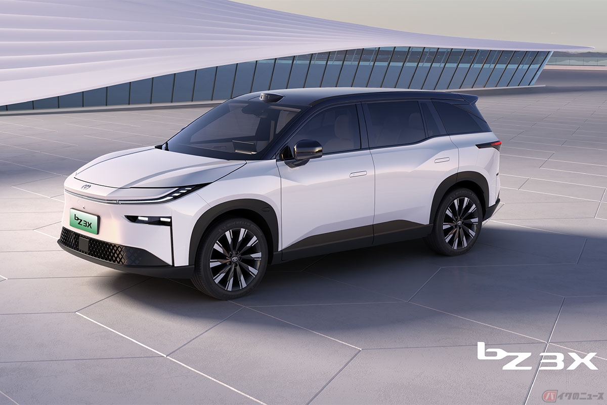 トヨタが北京国際モーターショーで世界初公開したバッテリーEVの新型車「bZ3X」