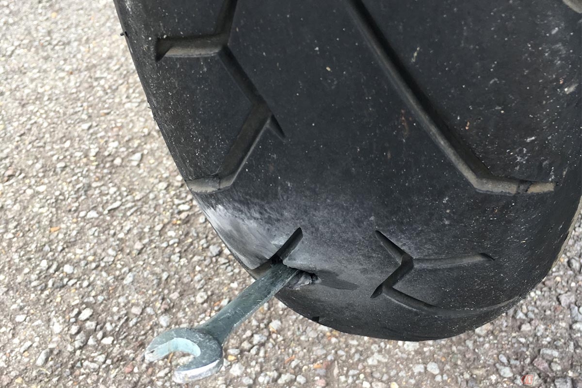 パンクは、釘などの鋭利な異物がタイヤに刺さることで起こることがほとんど