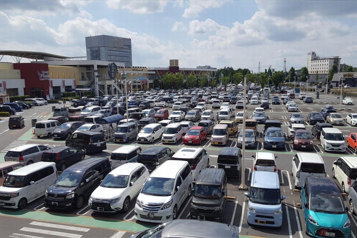 右折して施設に入ろうとした場合、対向車が次から次へと来るので右折待ちによる交通渋滞が発生する可能性がある