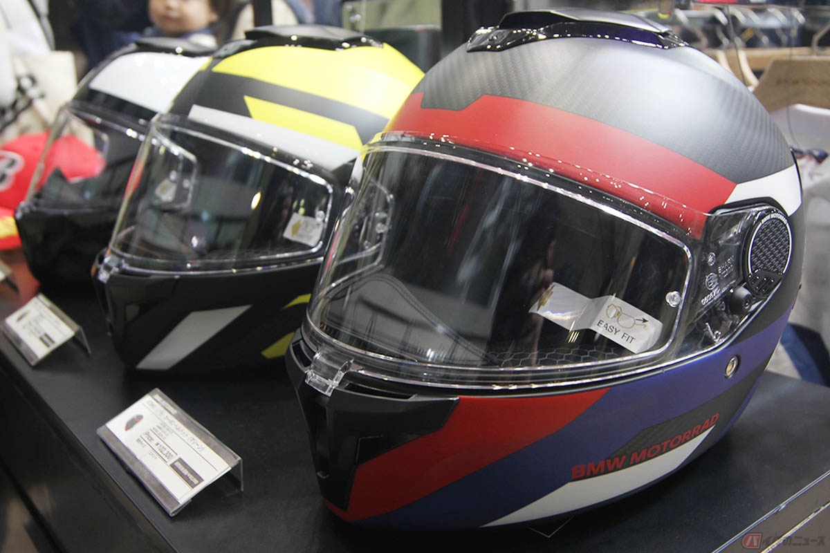 BMW Motorradのライディング用ヘルメットの新型モデル「XOMO(ゾモ)カーボン・ヘルメット」