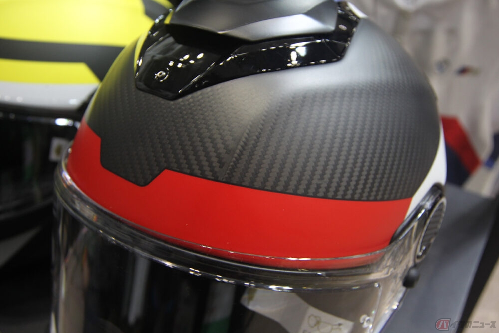 BMW Motorrad「XOMO（ゾモ）」 軽量・モダンなカーボンヘルメット登場