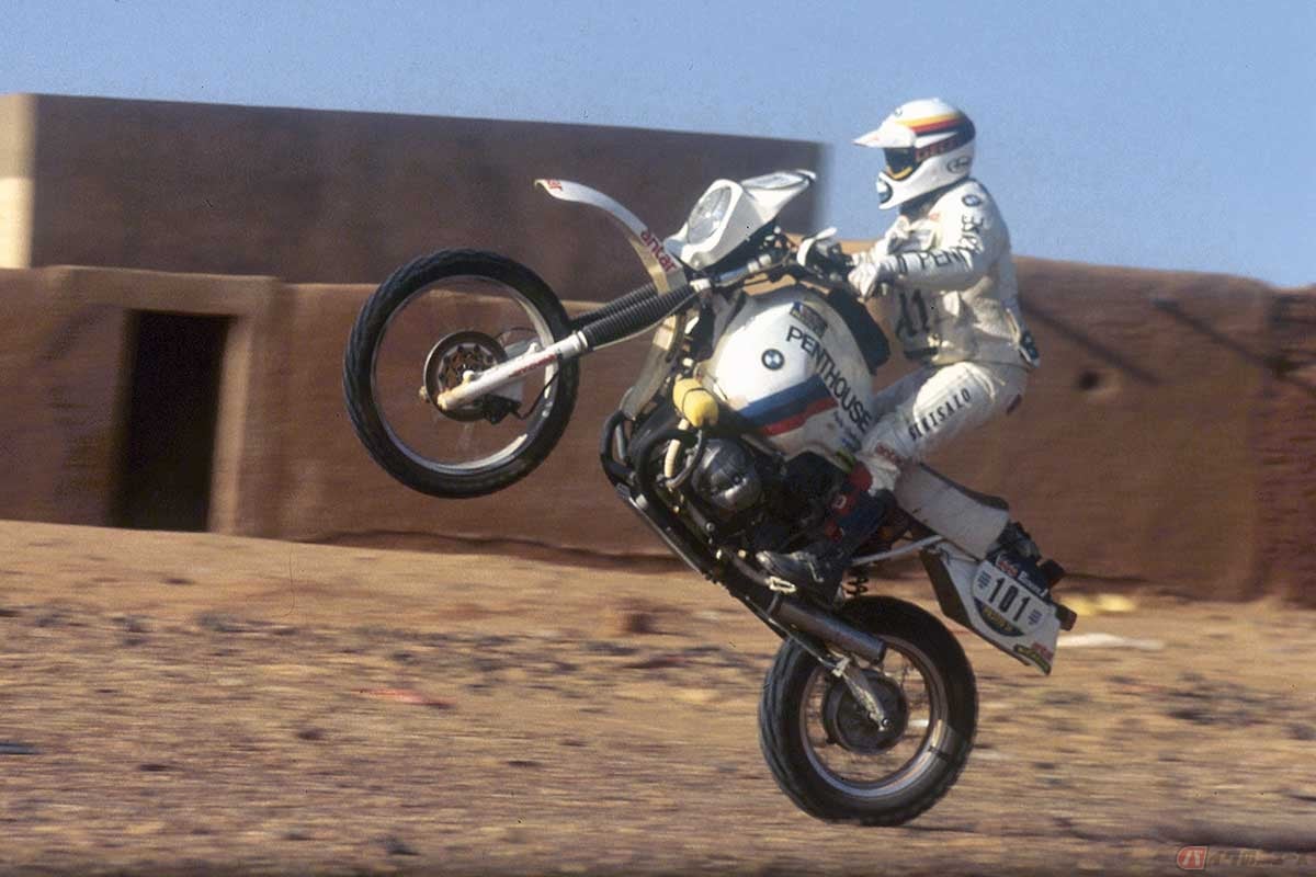 1980年代前半のパリダカールラリーで、フラットツインGSは4度の栄冠を獲得。写真のライダーは1984年・1985年に優勝を飾ったガストン・ライエ