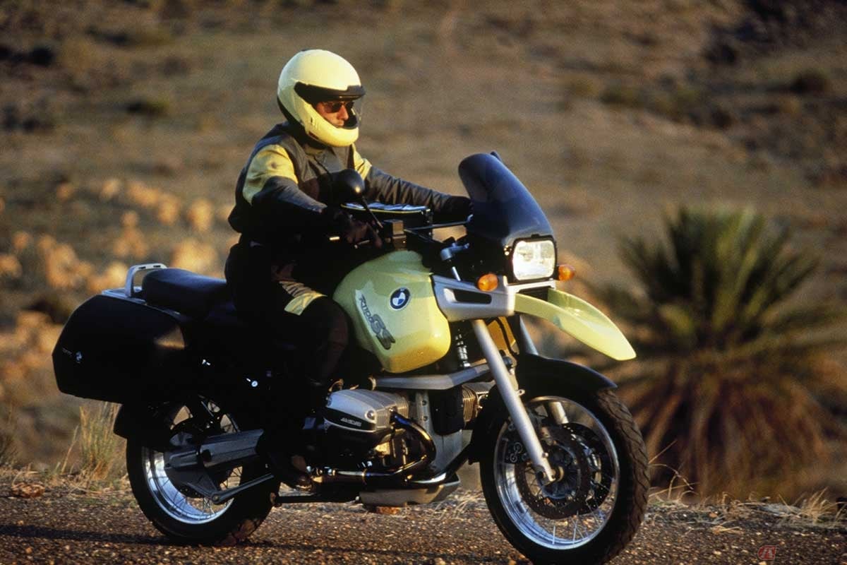 1994年にデビューした「R1100GS」は、第2世代フラットツインGSシリーズの1号車。最高出力は80ps、装備重量は243kgで、タイヤサイズはオンロード指向を多分に感じるフロント100/80-19、リア150/70-17となった。フロントサスペンションはBMWモトラッド独自のテレレバーを採用