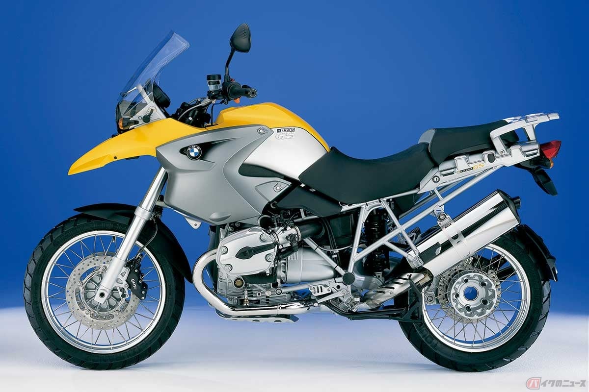 2004年に登場した「R1200GS」から、フラットツインGSシリーズは第3世代に進化。最高出力は100psで装備重量は240kg。タイヤサイズは「R1150GS」と同じフロント110/80R19、リア150/70R17