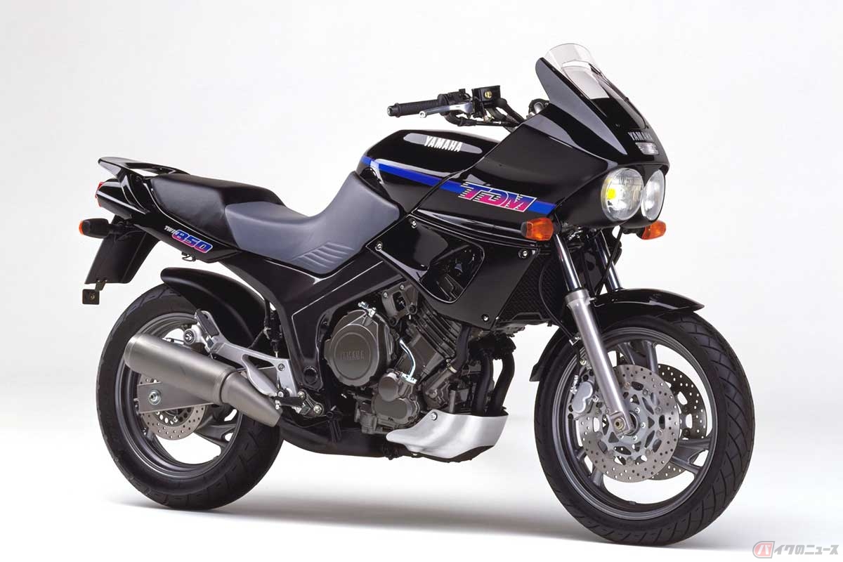 1990年代の欧州で大人気を獲得したヤマハ「TDM850」は、「XTZ750スーパーテネレ」の設計思想とエンジンの基本を転用して生まれたオンロード車。タイヤサイズは110／80-18（前）、150／70-17（後）で、ホイールトラベルは160mm（前）、140mm（後）。「XZT750スーパーテネレ」は90／90-21（前輪）、140／80-17（後輪）、235mm（前）、240mm（後）
