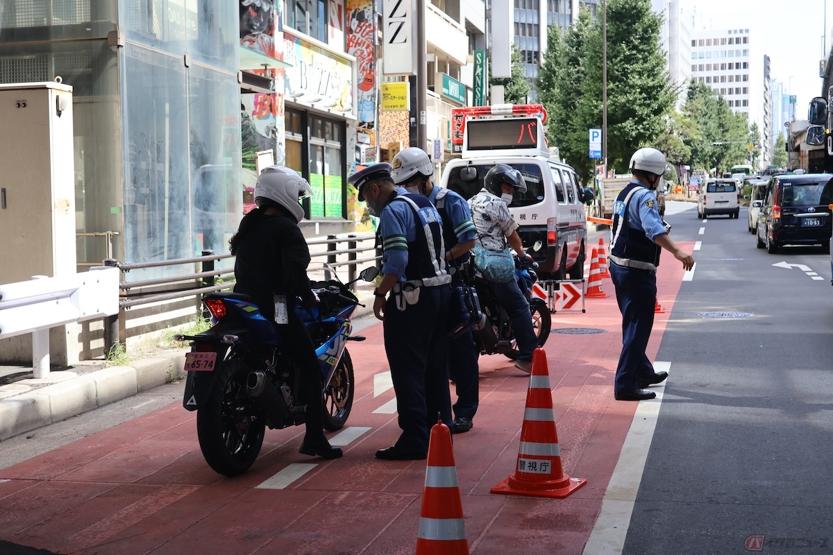 警察官が取り締まりをおこなう場所は、事故の発生確率が高い場所、すなわち違反する車両が多い道路ともいえる