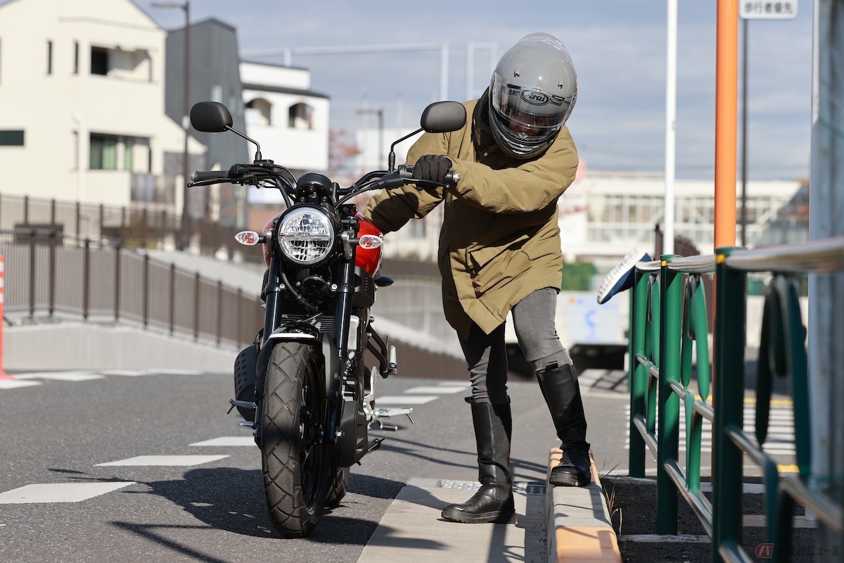 教習所ではバイクに跨る前にサイドスタンドを払うように指導される
