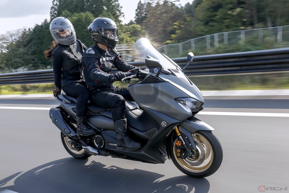 バイクのタンデム走行は、運転手が普通二輪免許の取得から1年経過し、普通二輪免許と大型二輪免許の通算で1年以上経過している場合に限られている