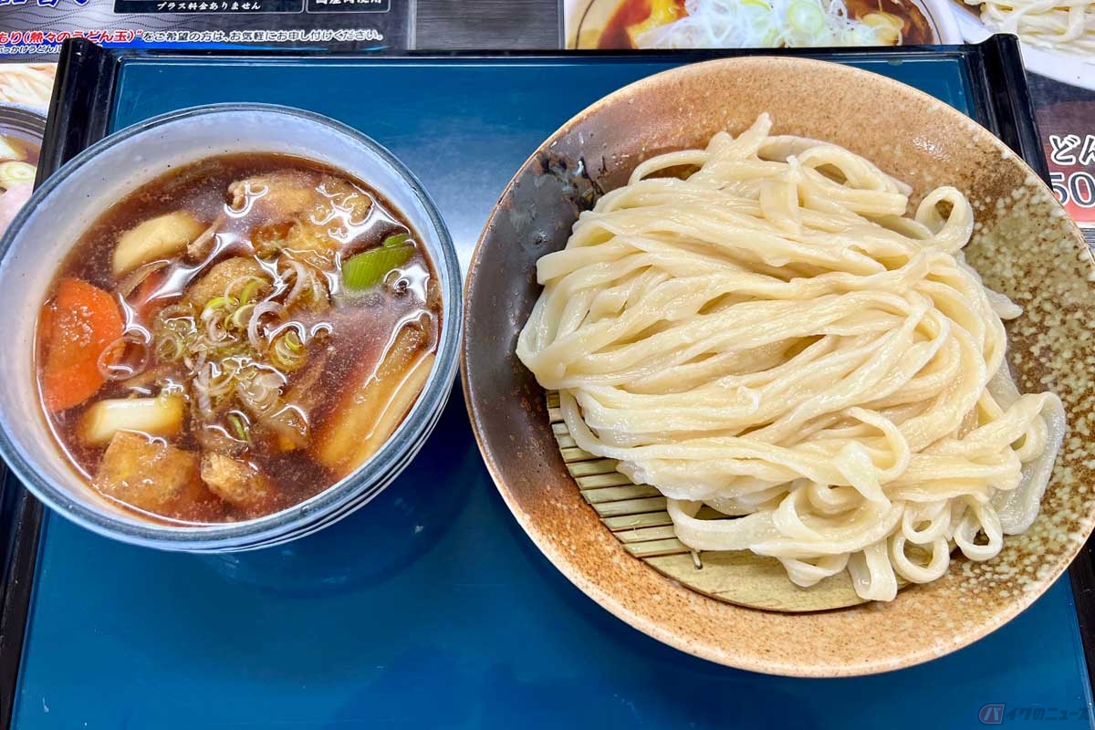 新所沢店でオーダーした「けんちん汁うどん」。手打ちでコシの強いうどんが味濃いめの汁にとても良く合う