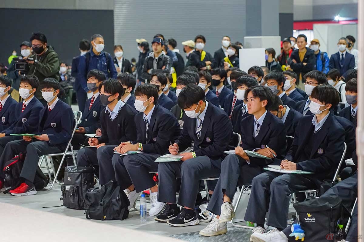 今年は浜松市から高校生がバスで参加。浜松市がバックアップする（提供／名古屋モーターサイクルショー事務局）