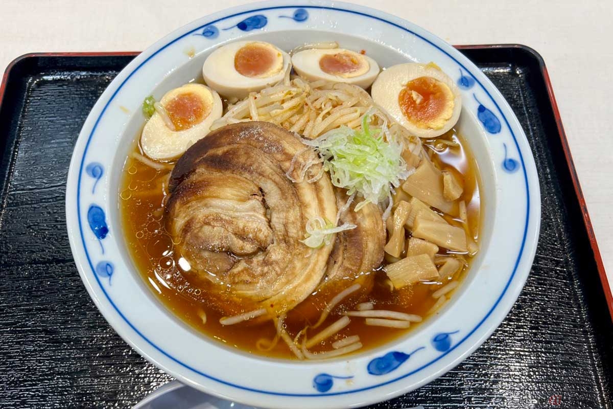 肉厚な大判チャーシューが2枚盛られた「THE大黒チャーシュー麺」は、麺にアクセスする前にまずはこいつを平らげないといけない