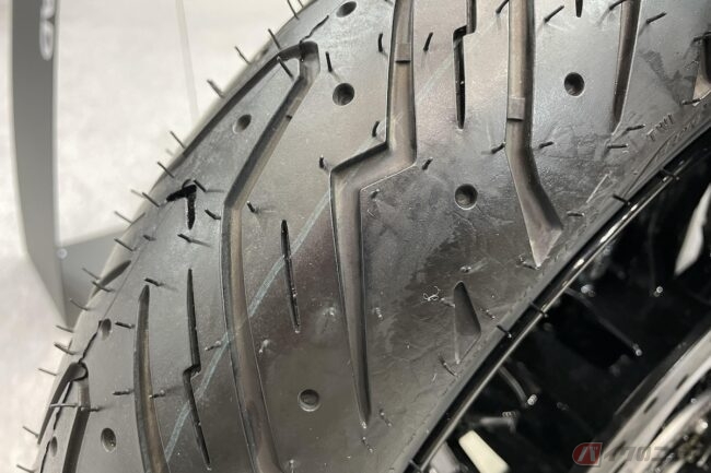 バイクのタイヤには、なぜ「ヒゲ」が生えてるの？ 正しい呼び方がある 