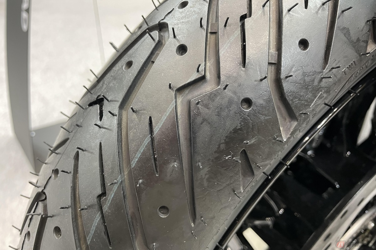 バイクのタイヤには、なぜ「ヒゲ」が生えてるの？ 正しい呼び方がある 