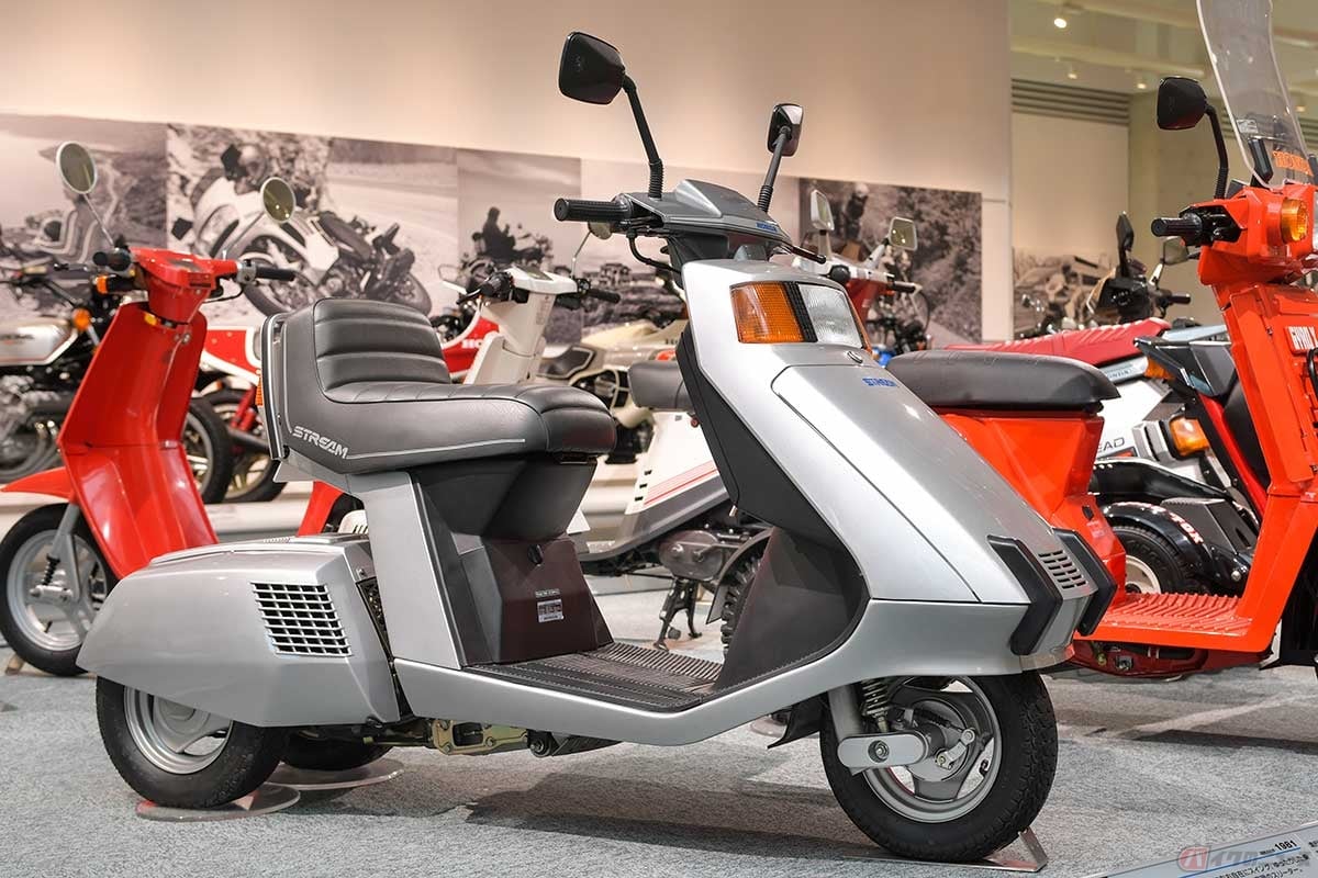 近未米をイメージさせるスタイリングで登場したホンダ「ストリーム」(1981年型)は、左右にスイングするフロントボデイなど、全てが革新的な「スリーター」だった