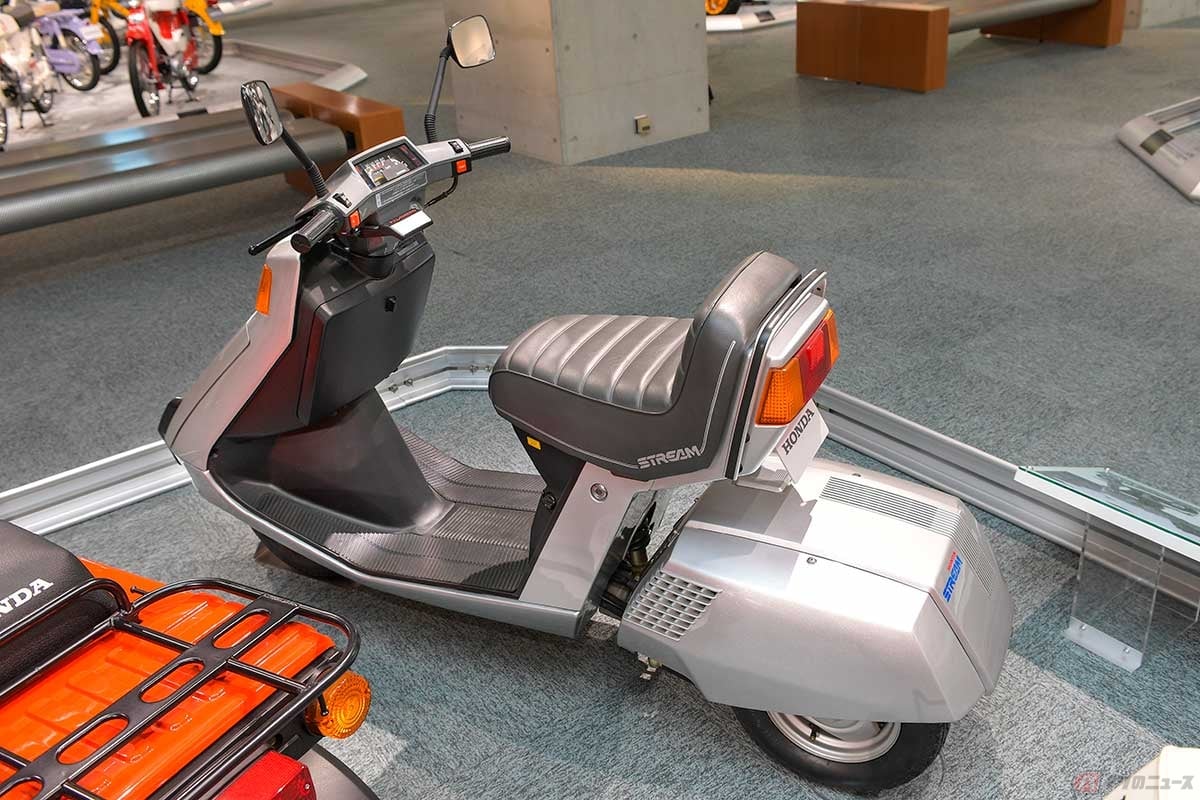 ライダーが乗車するフロント部分が傾くと、スイング軸の傾きによってリア部分がコーナーの出口へ向くよう設計。デファンレンシャルクラッチで回転差も吸収