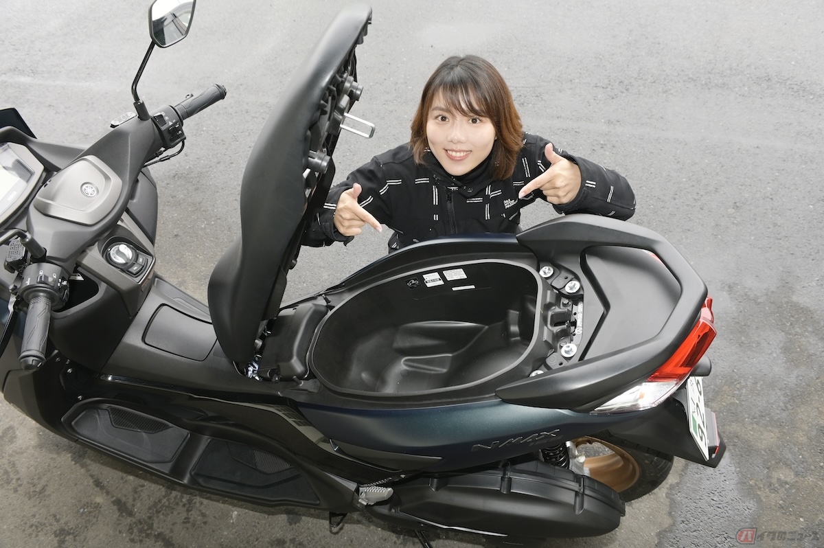 シート下トランクを開けてみると、ヘルメットも余裕で入る約23Lの収納を発見