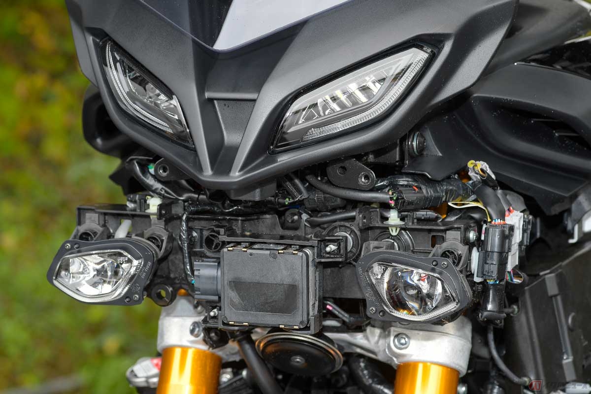 ヤマハ「TRACER9 GT＋」のフロントカバー、フロントサイドパネルを取り外した状態。左右モノフォーカス2眼LEDヘッドランプの中間にある四角いパーツが、車両前方に搭載されたミリ波レーダーのアンテナ