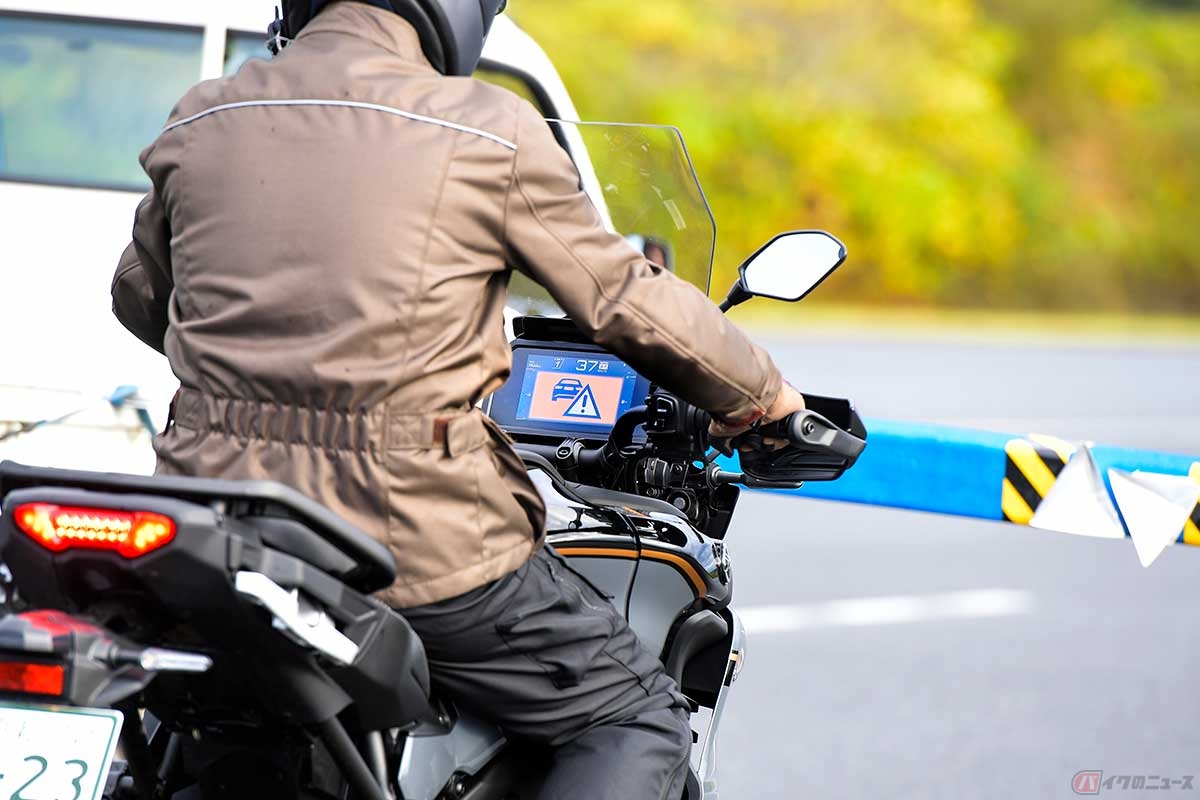 ヤマハ「TRACER9 GT＋」は、前方への急な車両の割込みや前走車の急ブレーキなどで、ACCシステムでの減速ではカバーしきれないと判断すると、ライダーへ操作を促すためメーターパネルに「機能限界表示」で警告する機能も備わる（写真はACCと連携したブレーキシステムの体験試乗の模様）