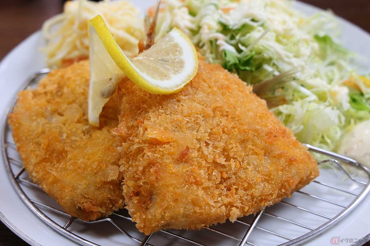 「食事処 おしゃまんべ」の「アジフライ」は、やや大きめのアジフライが2枚。付け合わせもボリュームがある