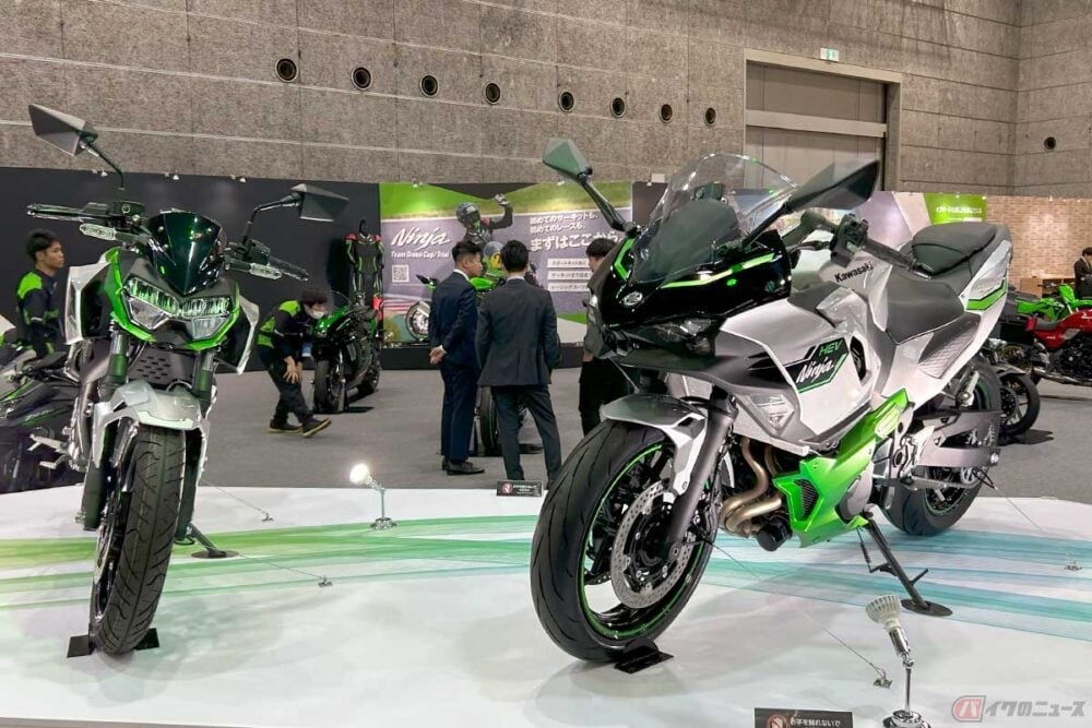 『第40回 大阪モーターサイクルショー2024』（2024年3月15日～17日開催）で展示された、カワサキのストロングハイブリッドモーターサイクル「Ninja 7 Hybrid」（右）と、ピュア電動モーターサイクル「Z e-1」（左）