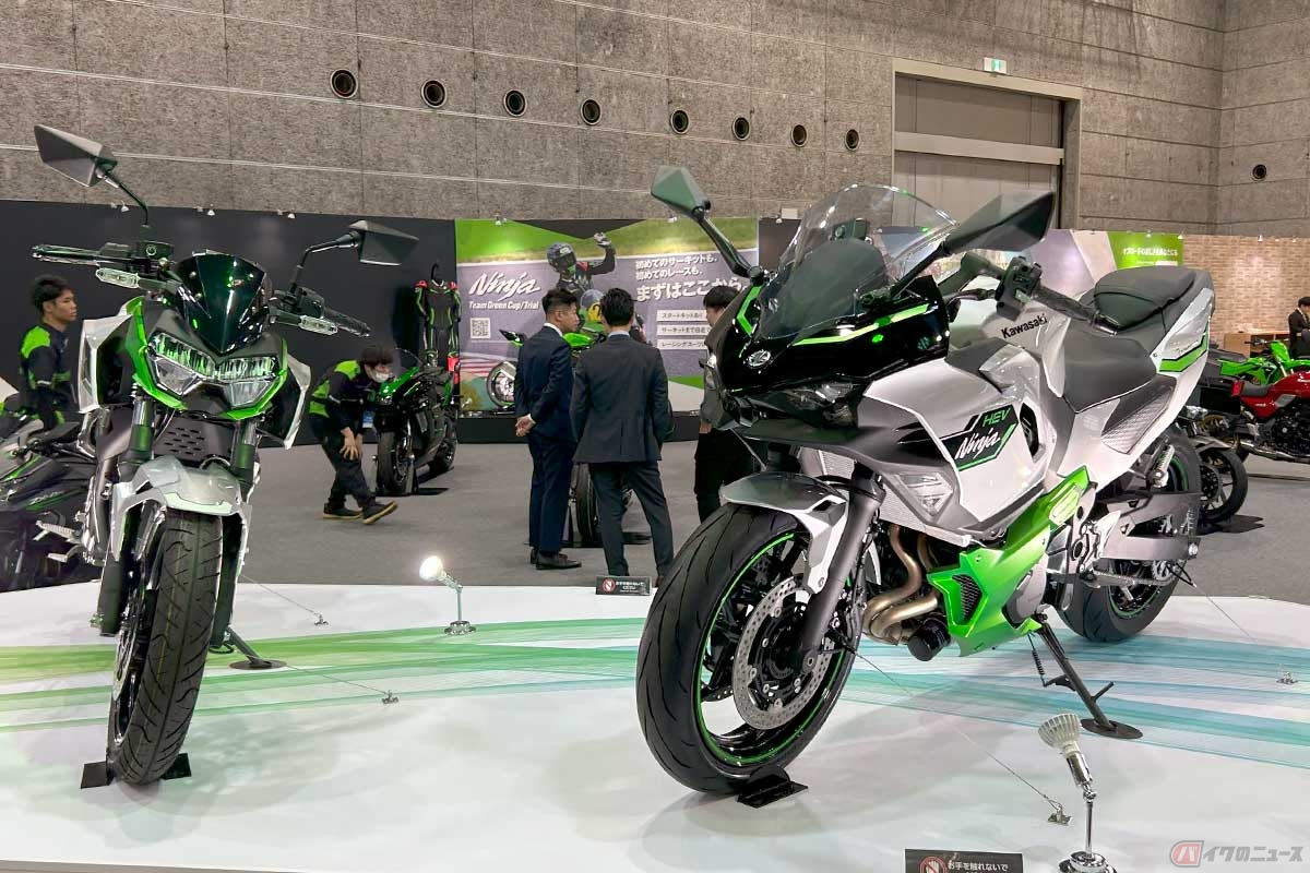 『第40回 大阪モーターサイクルショー2024』(2024年3月15日~17日開催)で展示された、カワサキのストロングハイブリッドモーターサイクル「Ninja 7 Hybrid」(右)と、ピュア電動モーターサイクル「Z e-1」(左)