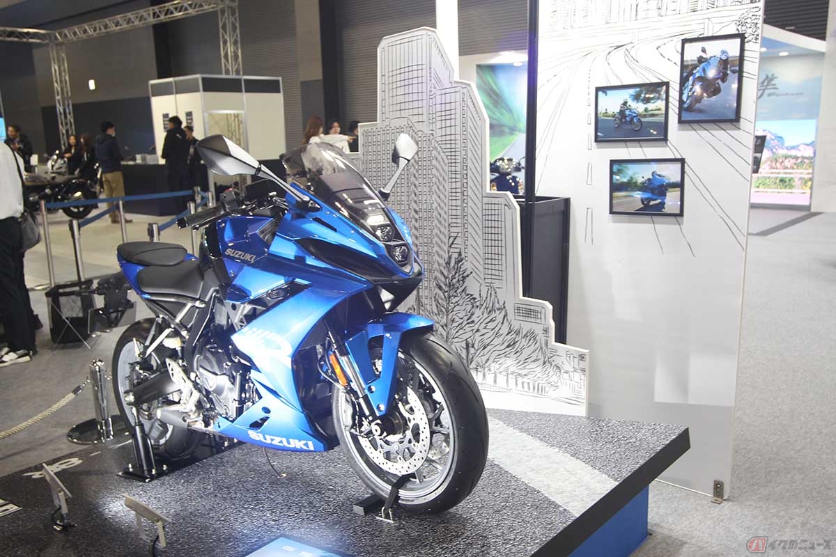 名古屋モーターサイクルショー・スズキブースに設置されたボードは、再生可能な「Re-board TECHNOLOGY」が採用されています